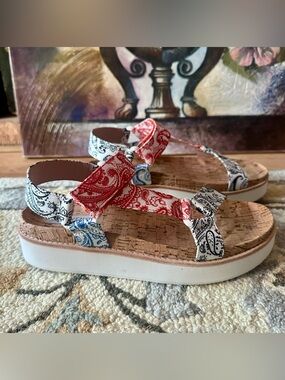 steven ny bandana print platform sandals in multi colors / size 8